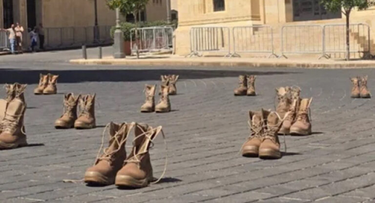 بالفيديو: “رنجرات الشهداء” أمام مجلس النواب رفضاً للعفو العام