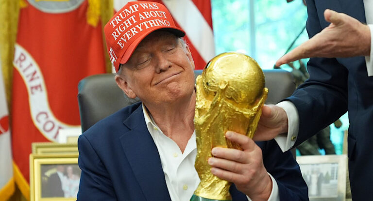 هل يرفع ترامب كأس العالم؟