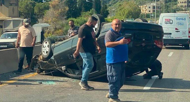 خاص-بالصور: انقلاب سيارة على أوتوستراد حصرايل يسبب زحمة سير