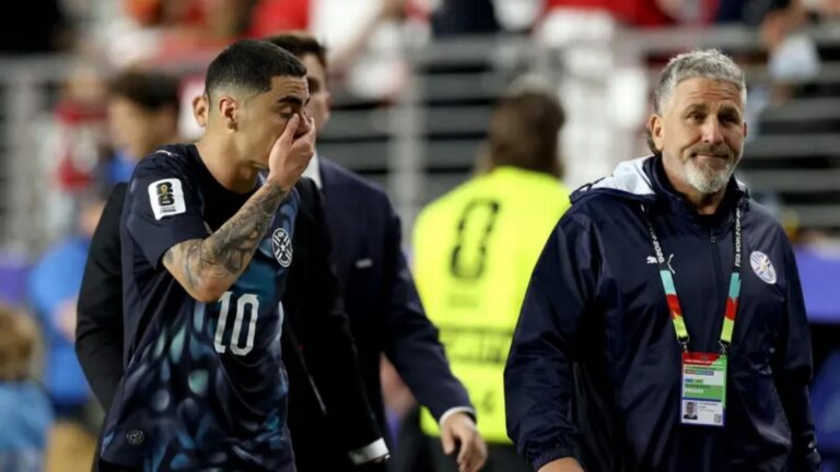سابقة في “المونديال”: طرد لاعب بسبب تغطية فمه!