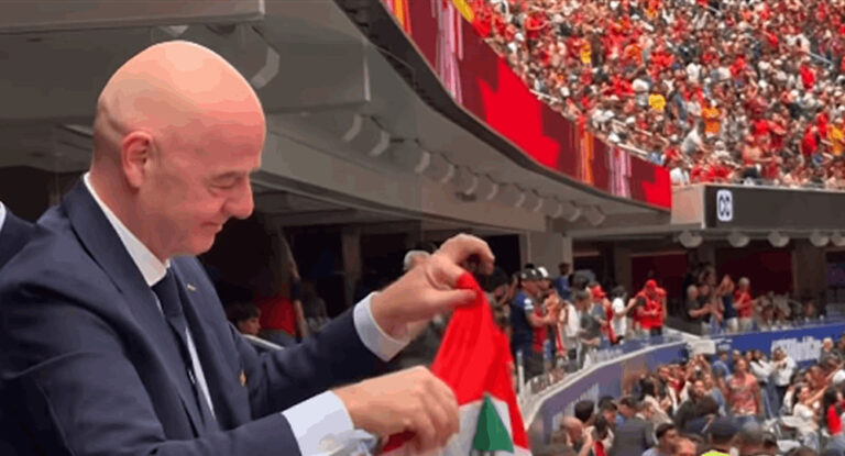 بالفيديو-رئيس الفيفا يرفع العلم اللبناني في كأس العالم