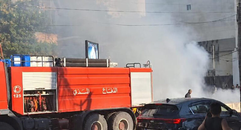 بالصورة-إحتكاك كهربائي يشعل حريقًا داخل مركز تجاري في الكسليك
