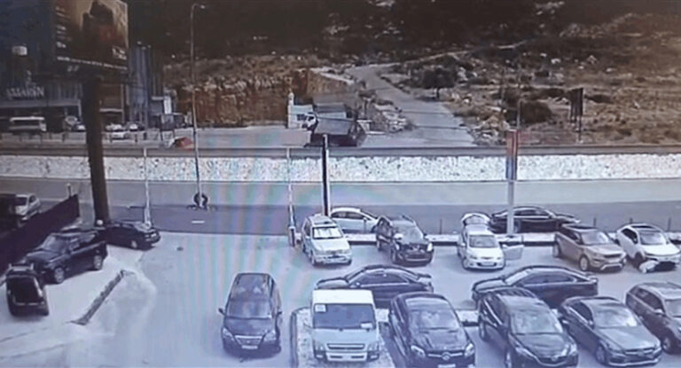 فيديو مُرعب… شاحنة اصطدمت بسيارة في داخلها سيّدة