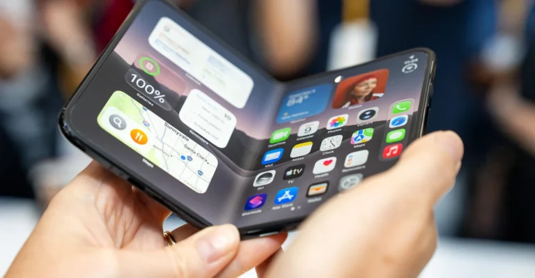 آبل تفتح باب الحجز المسبق لأول آيفون قابل للطي.. إليكم سعره